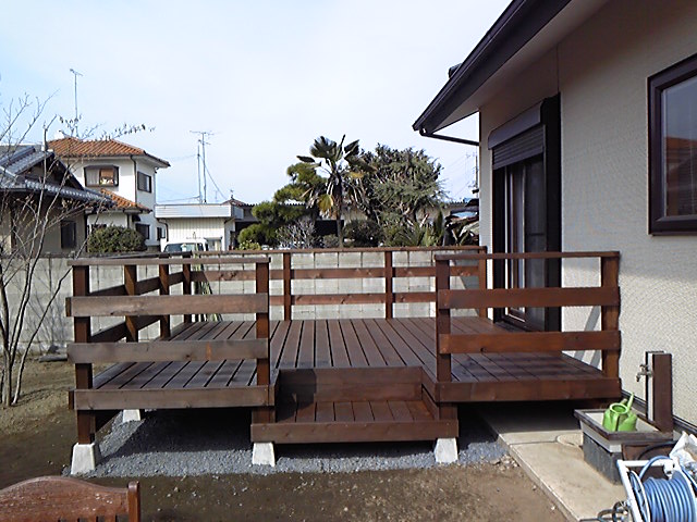 施工後：メンテナンス後のデッキ