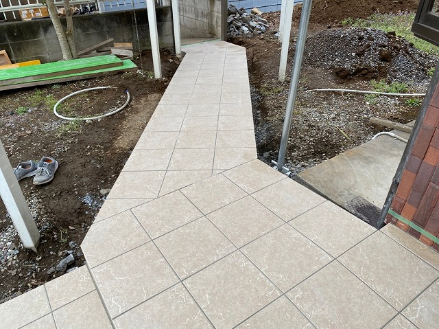 施工後：段差解消と駐車場拡張