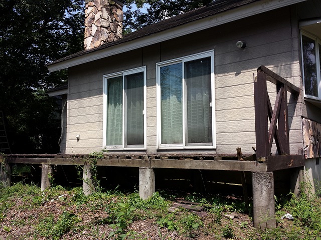 施工前：腐朽したデッキ