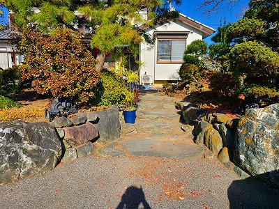 施工前：段差のあるアプローチ