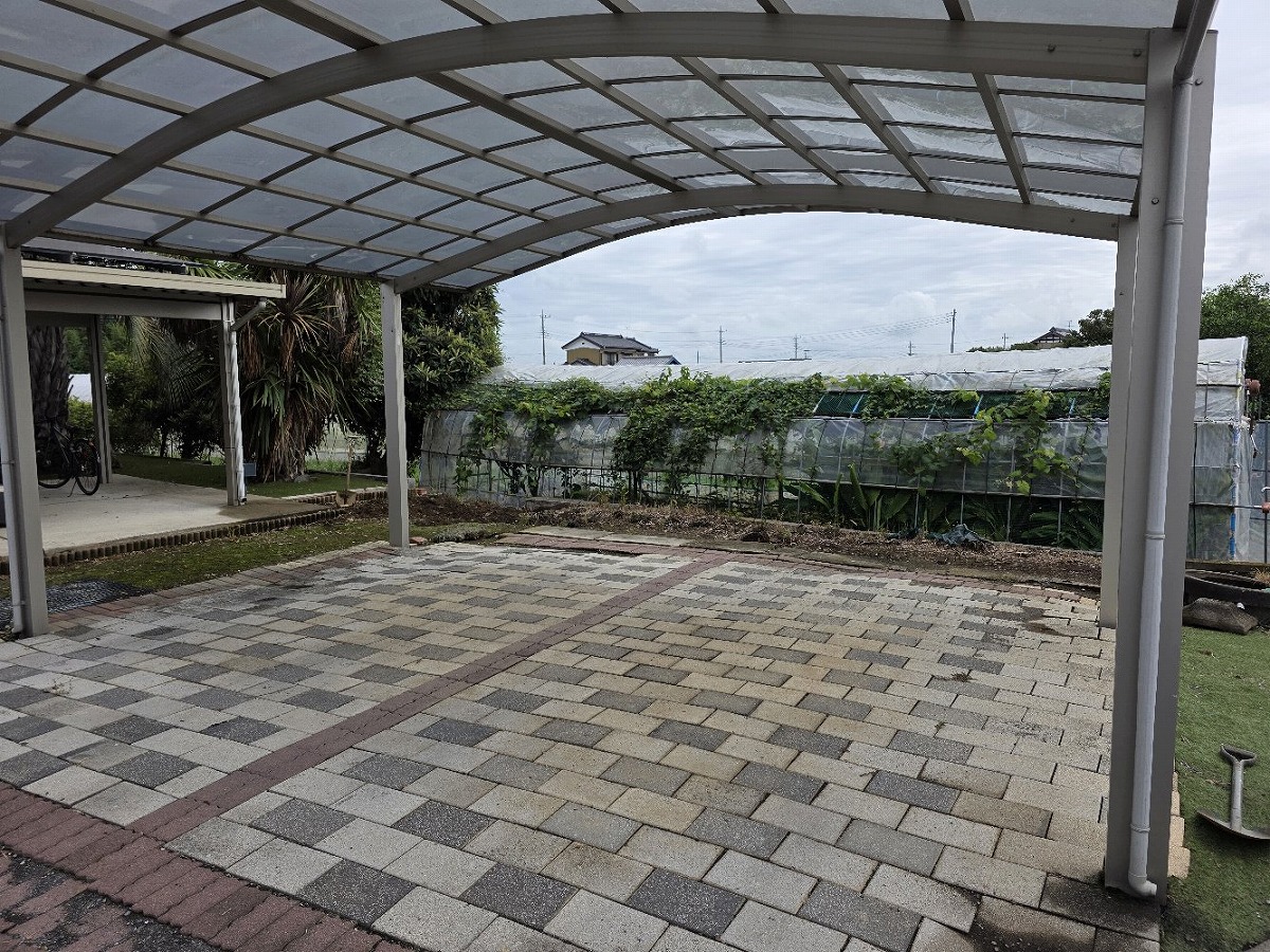 施工前：ハウスが見える庭