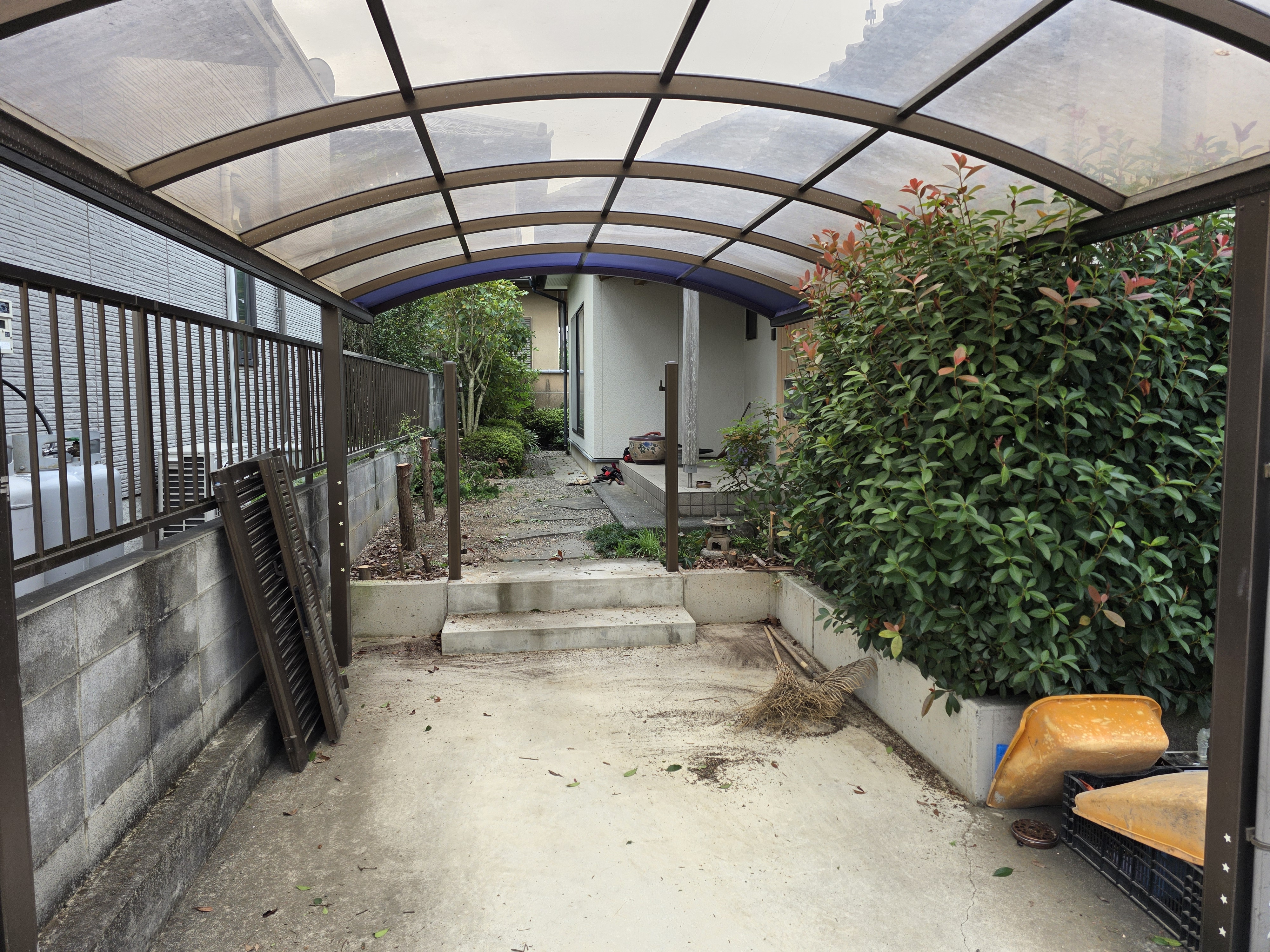 入口はここだけの狭い通路から搬出が始まる