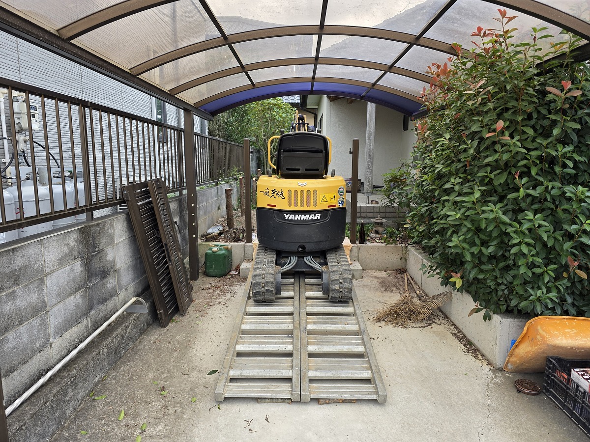 壁際ギリギリで旋回し奥へ進む