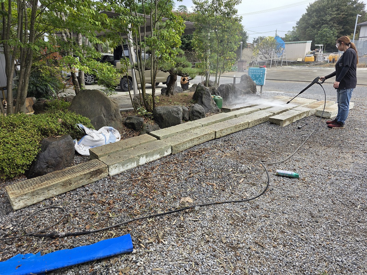 自社ストックの古材大谷石