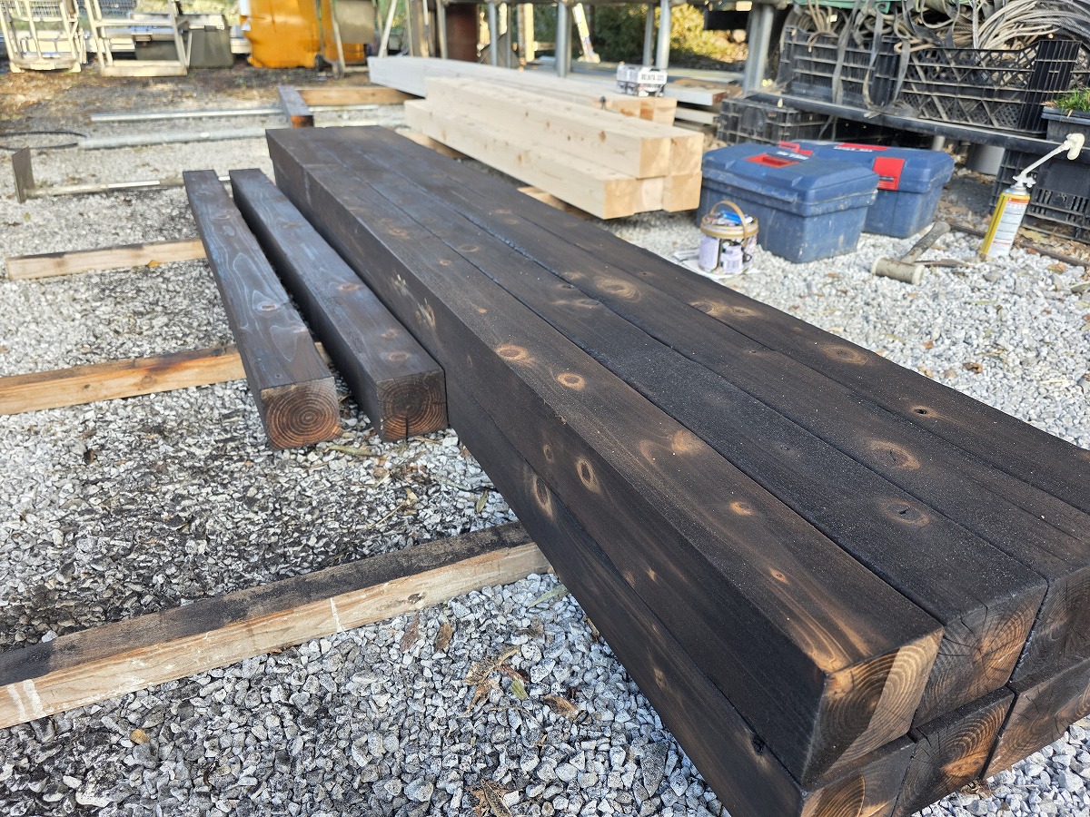 焼き上がり磨かれた柱の深い漆黒