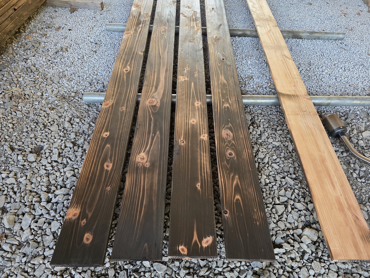 年輪が浮かび上がる天然木の表情