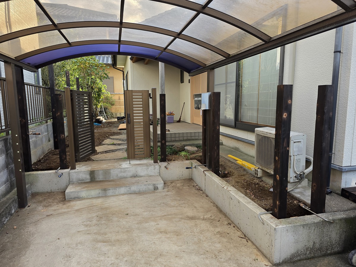 柱を建立しコンクリートで固定