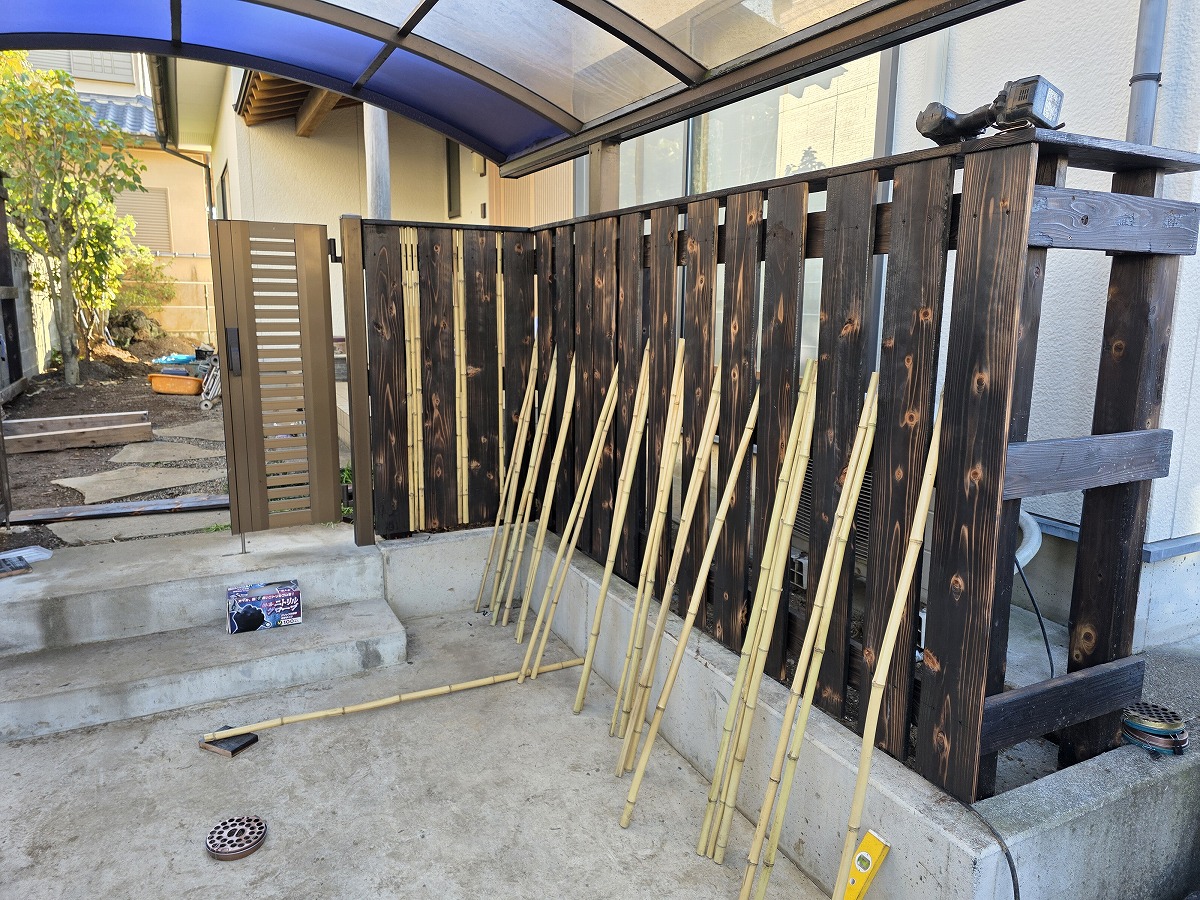 晒し竹をランダムに配置し粋を添える