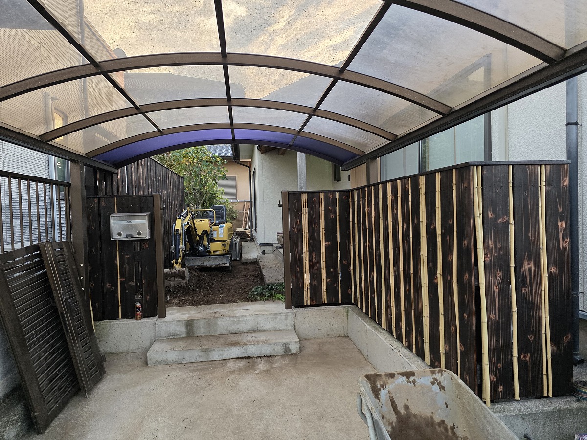 焼杉と竹のコントラストが美しい板塀