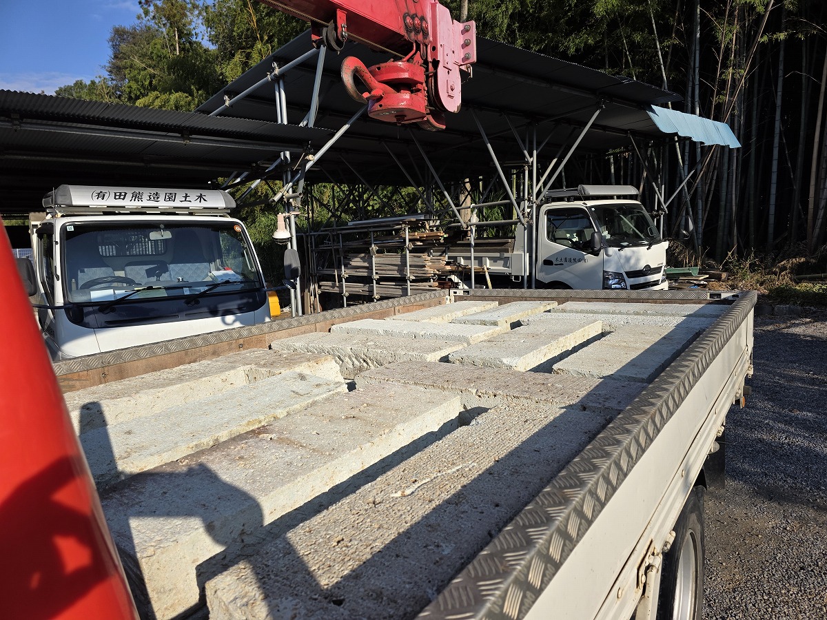 再生した大谷石を積み込み現場へ