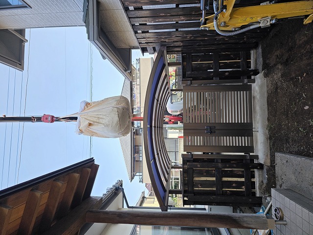 砂利を搬入して庭が締まる