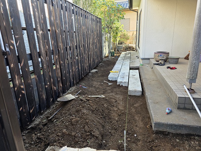 大谷石を敷設し顔を揃える