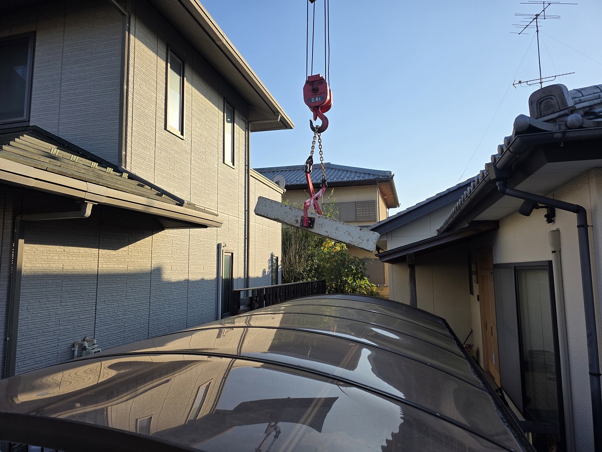 クレーンで大谷石を搬入