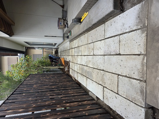 縦に伸びる大谷石で奥行きを演出