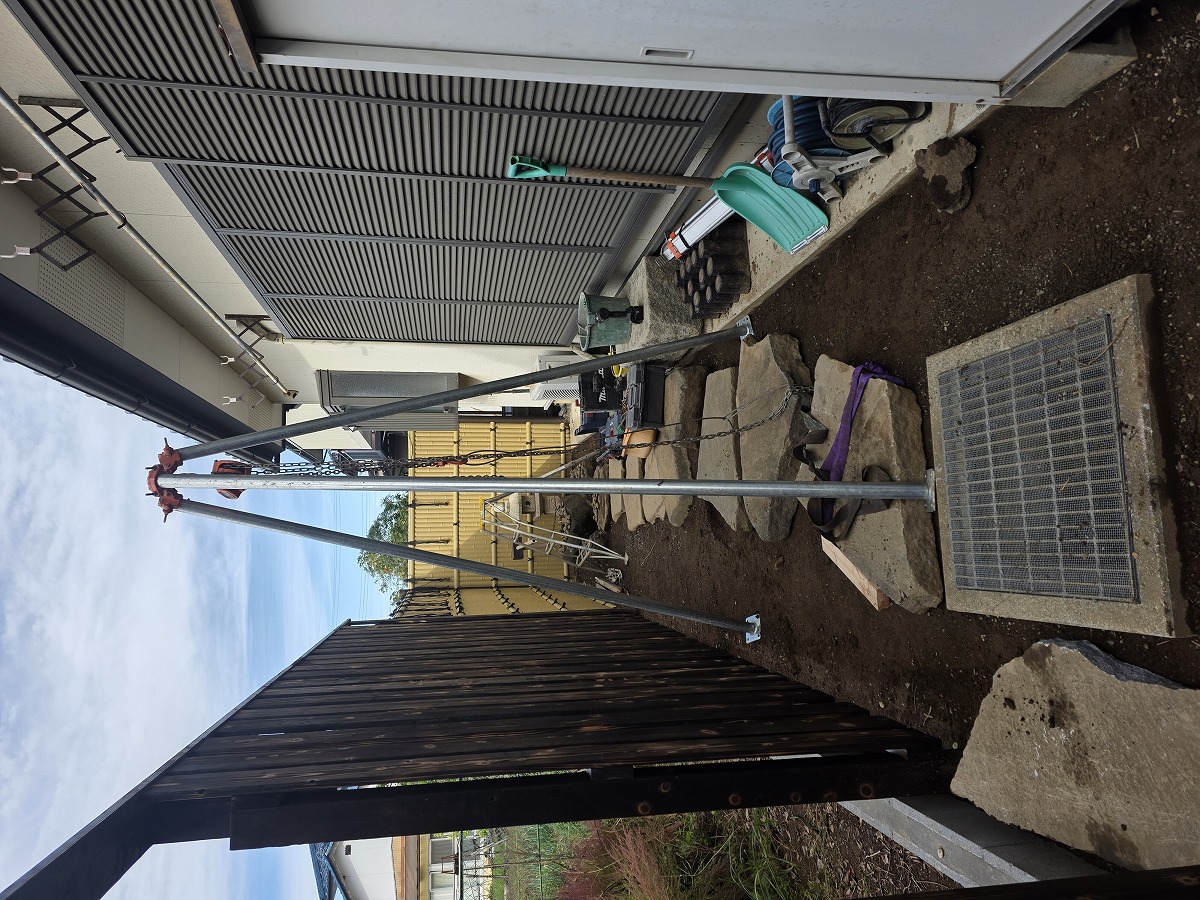 チェーンブロックで巨石を据え付け