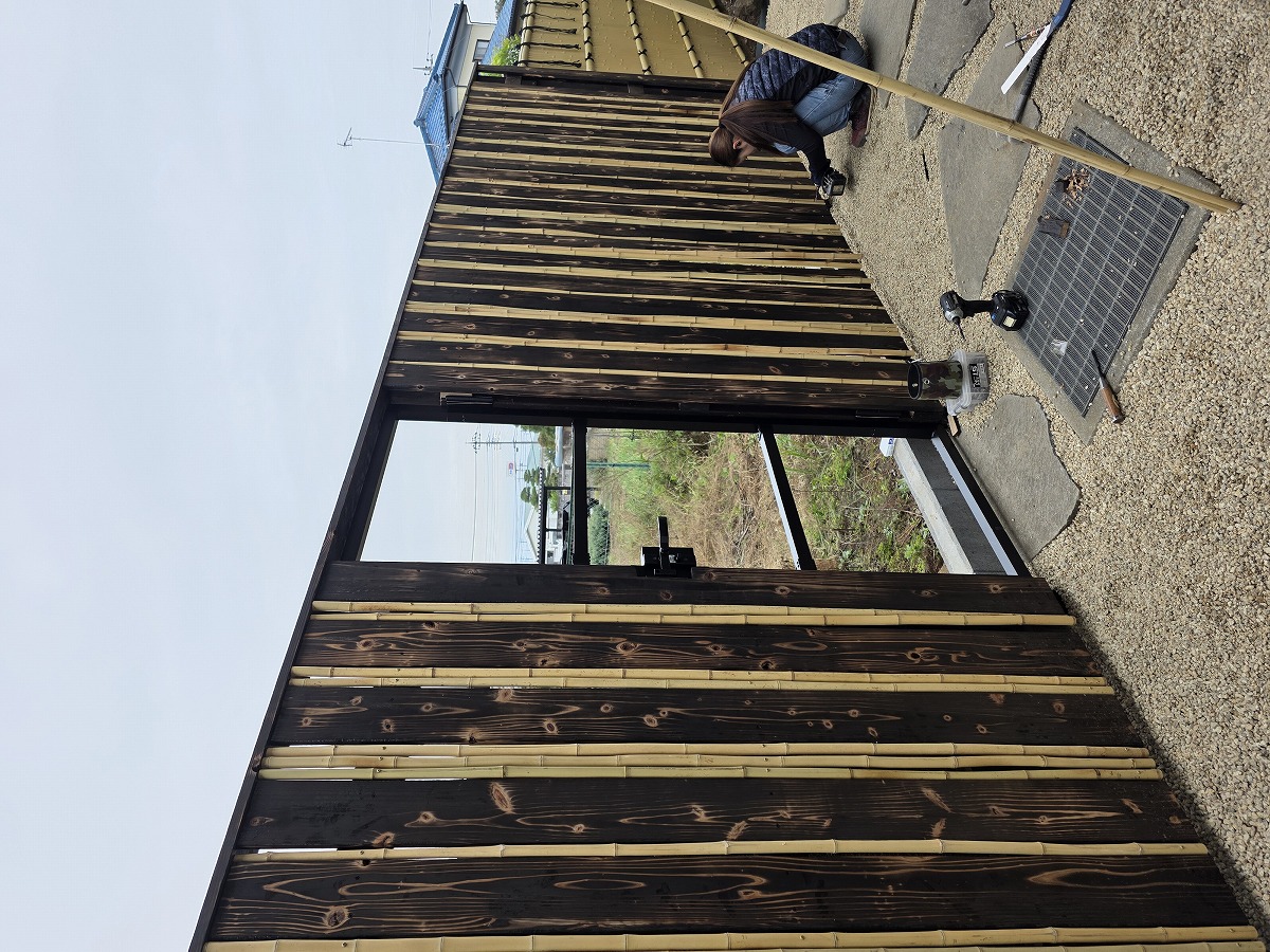 板塀と統一した鋼製扉