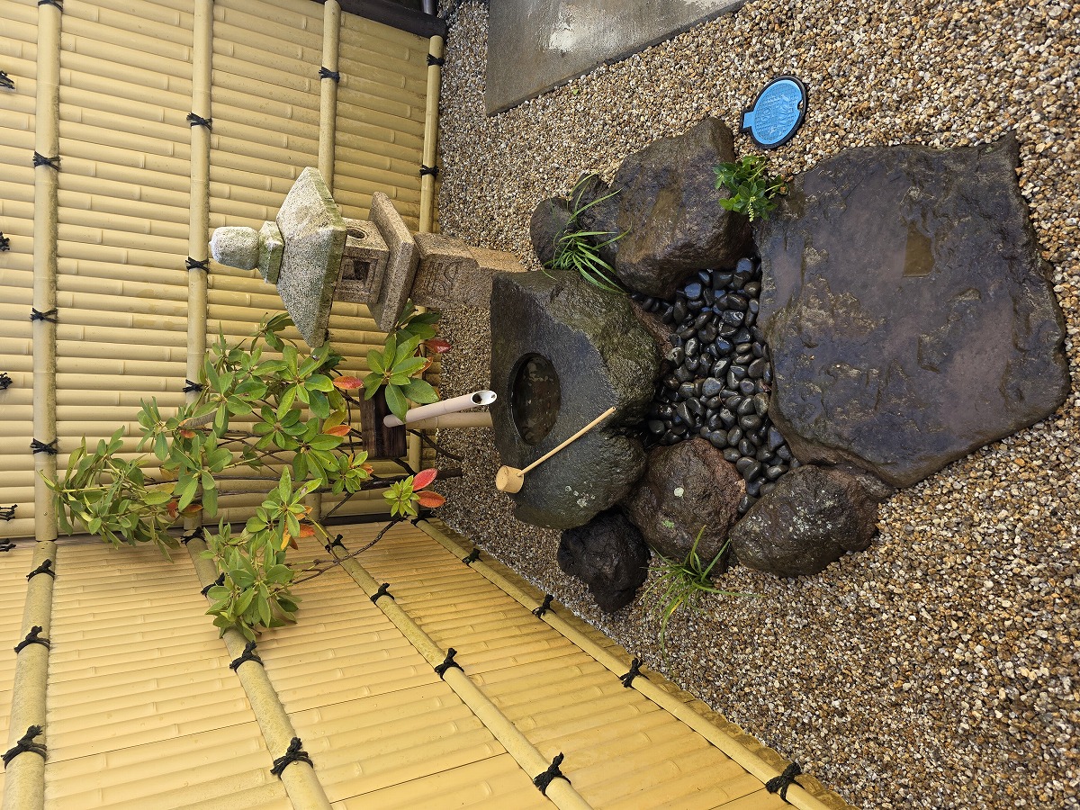 灯籠と水鉢を再配置