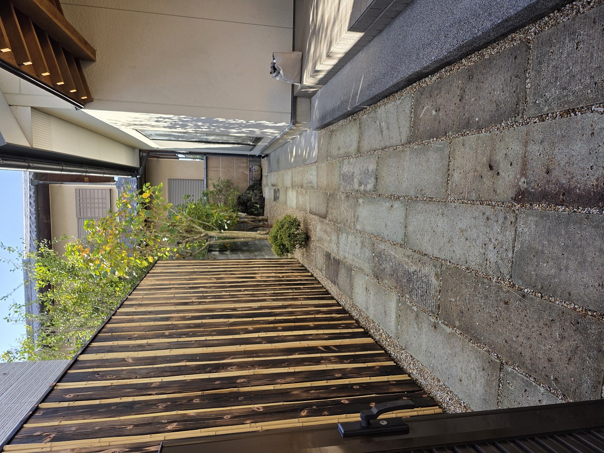 縦並べの大谷石で奥行きを演出