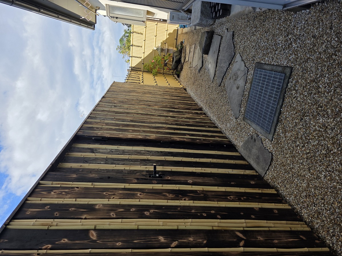 塀と扉の一体感 隠し扉のような遊び心