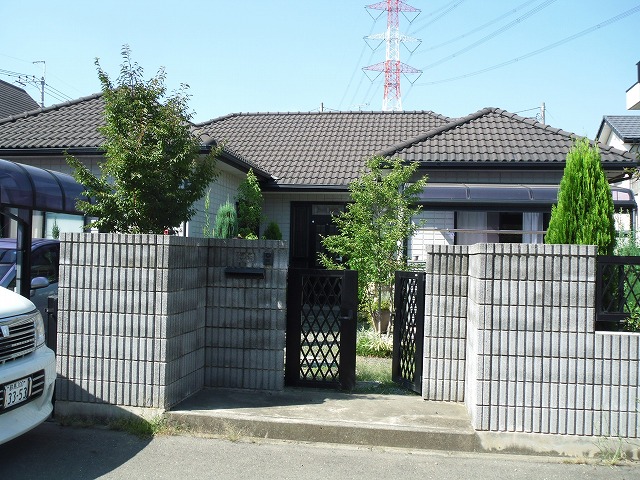 施工前：雑草が気になる庭