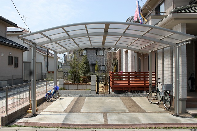 施工後：ウッドデッキのある庭