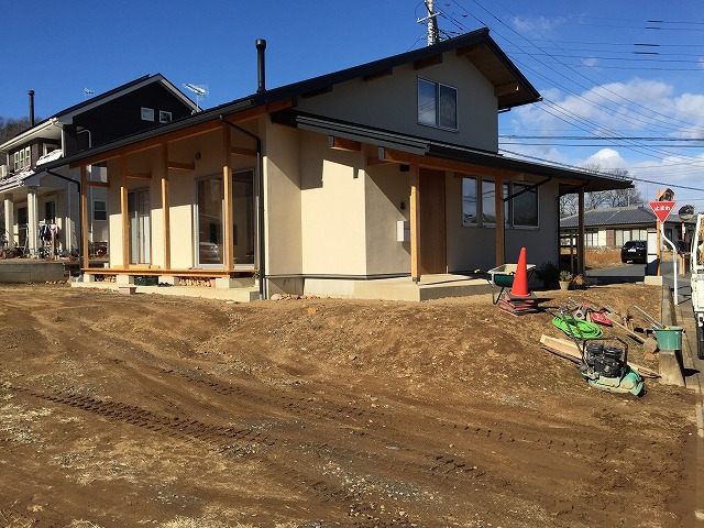 太田市M様邸 新築外構 完成写真（高低差を活かした石階段と植栽）