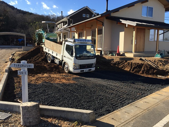 残土搬出：大量の残土を運び出す