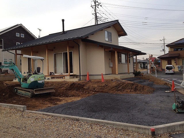 路盤転圧：重機で締め固める