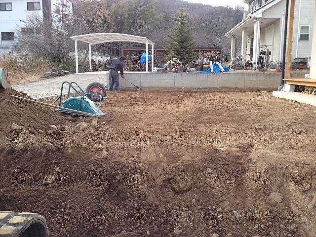 不陸取り：芝生の下地を整える