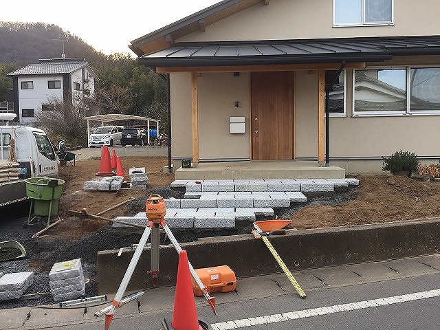 御影石平板：アプローチの石を据える