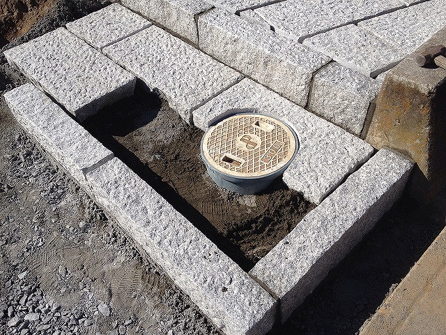 石据え：御影石を一枚ずつ据える