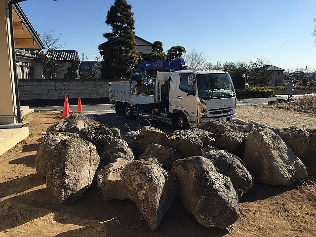 大石搬送：大きな石を運び込む