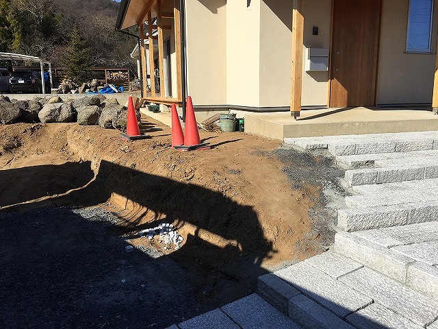 土留め石組：高低差を石で支える