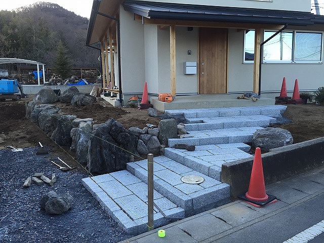 アプローチ完成：石の導線が形になる