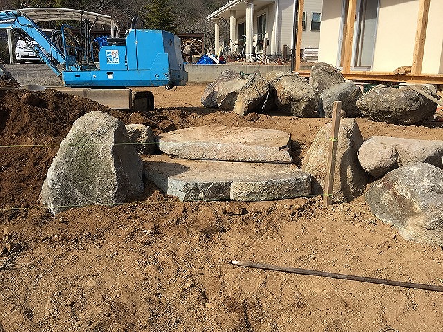 鉄平石階段：自然石で階段を構成する