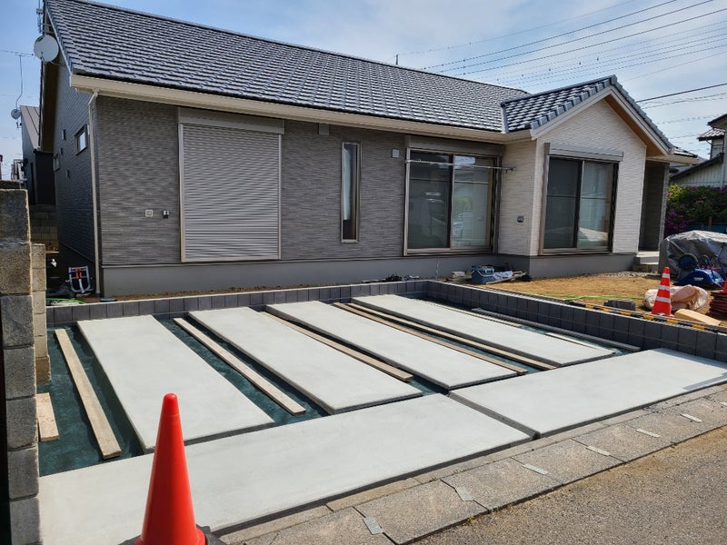 防草シートと砂利敷き