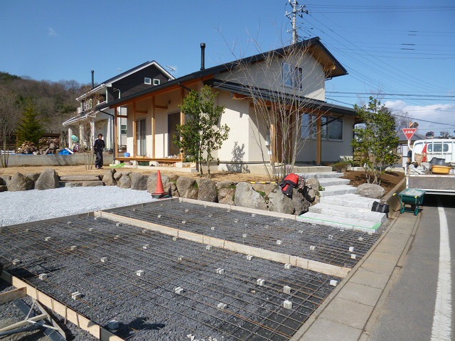 駐車場下地：メッシュを敷設する