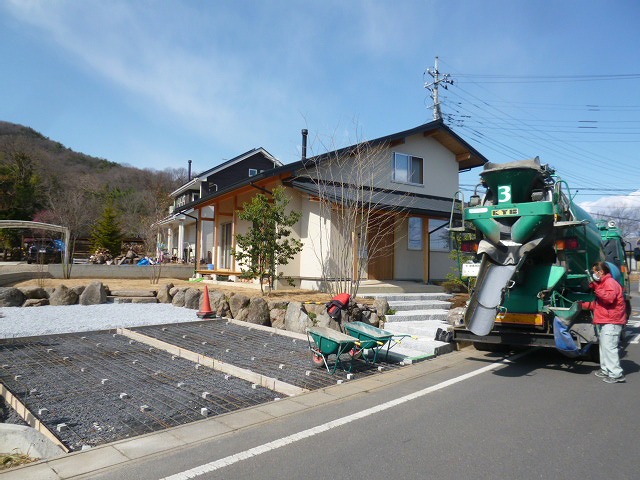 生コン打設：コンクリートを流し込む