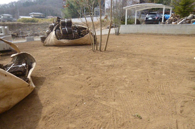 芝張り：芝生を丁寧に敷き込む