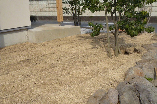 境界の美：石と芝の取り合い