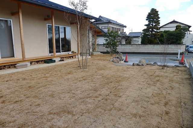 薪ストーブの家と外構：景観の完成